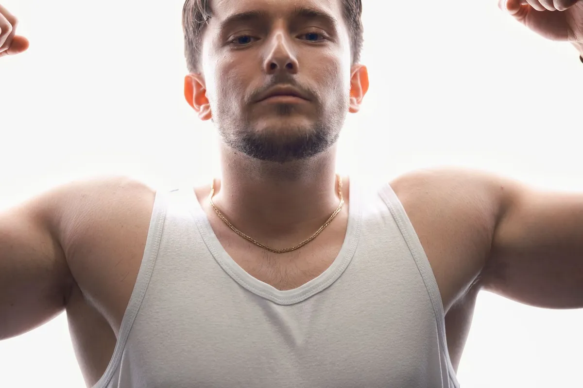 Bijoux en or pour homme : chevalière, gourmette, chaîne et boutons de manchette